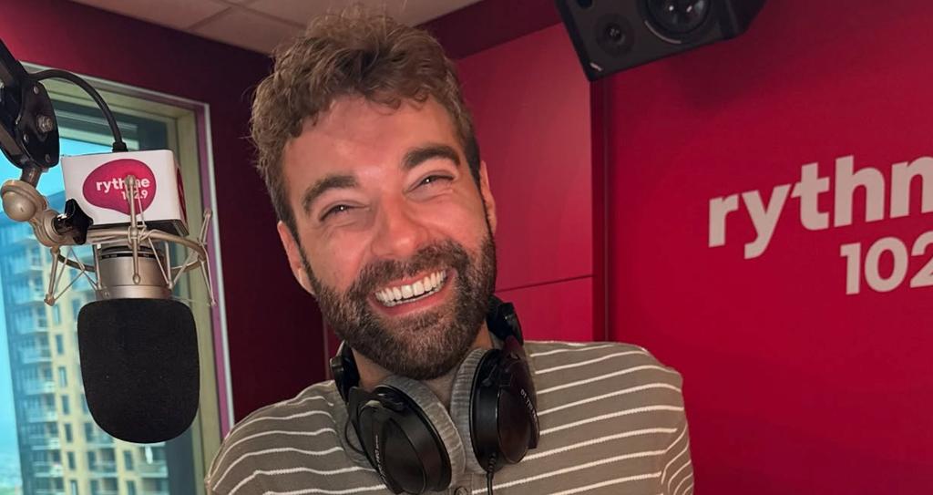 Félix Rondeau derrière le micro de Rythme 102.9
