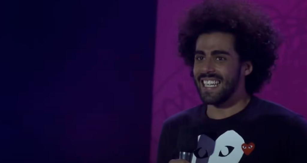 Adib Alkhalidey dans son spectacle Je t'aime