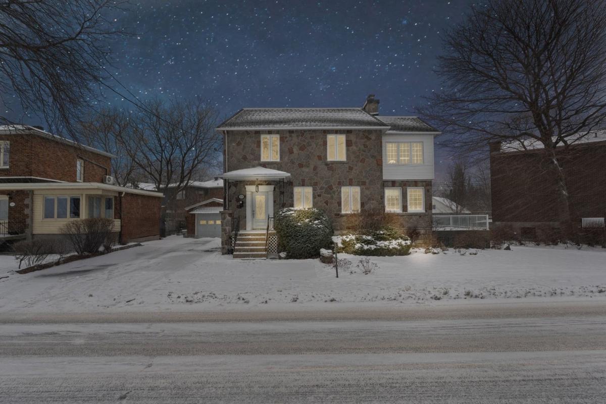 Lumineuse et généreuse : une maison d'époque à Lachine avec vue sur l'eau et cinq chambres pour la famille