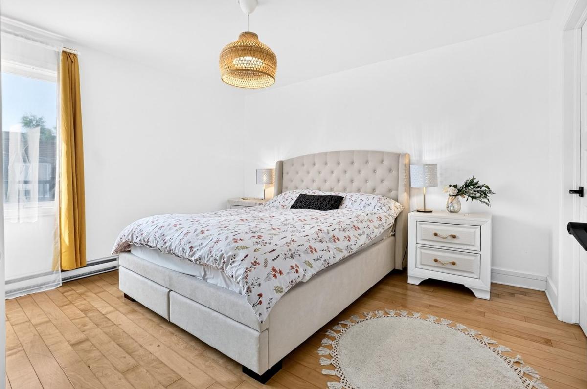 La chambre principale avec son espace de rangement