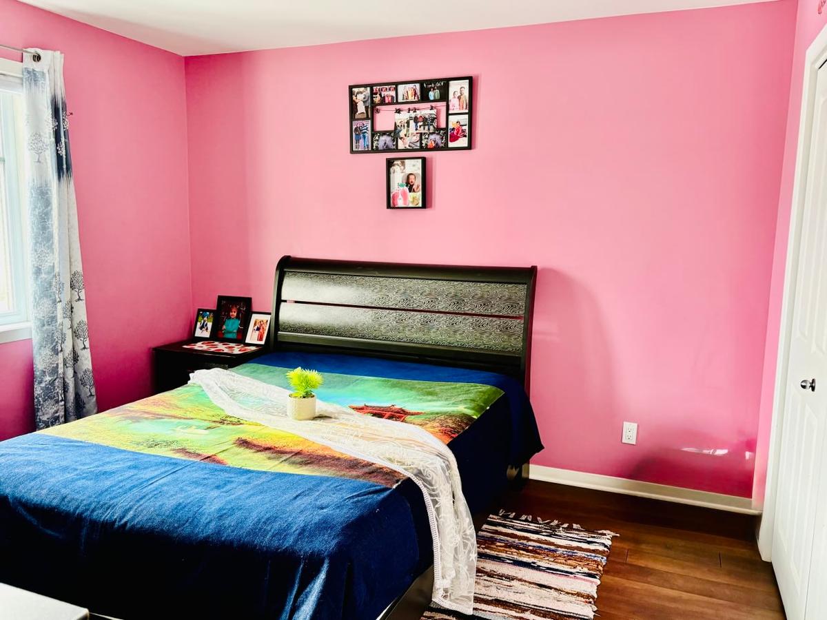 Chambre spacieuse à l'étage
