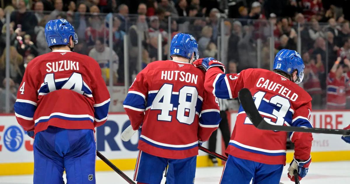 Nick Suzuki avec Cole Caufield qui console Lane Hutson