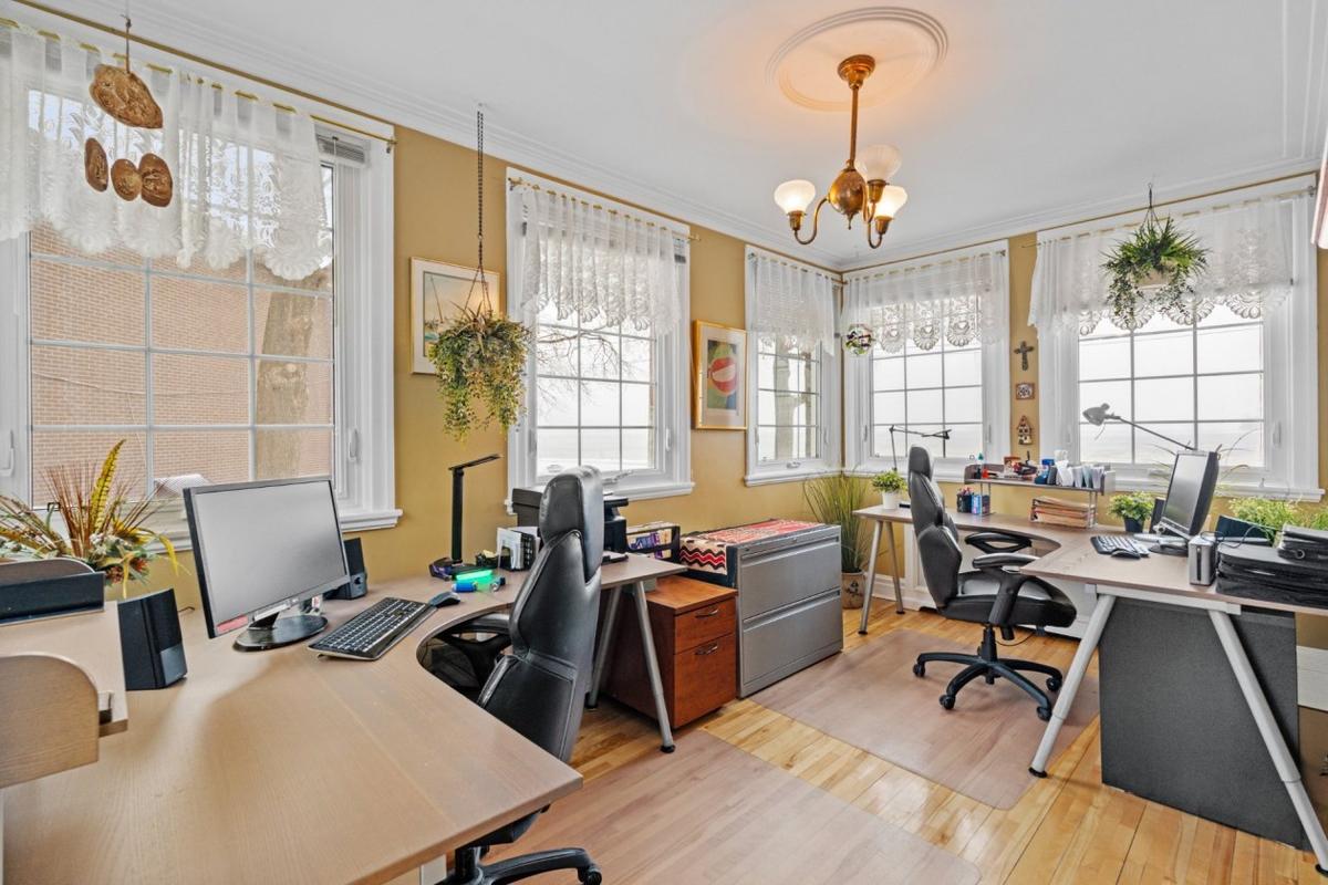 Bureau fermé avec lumière naturelle