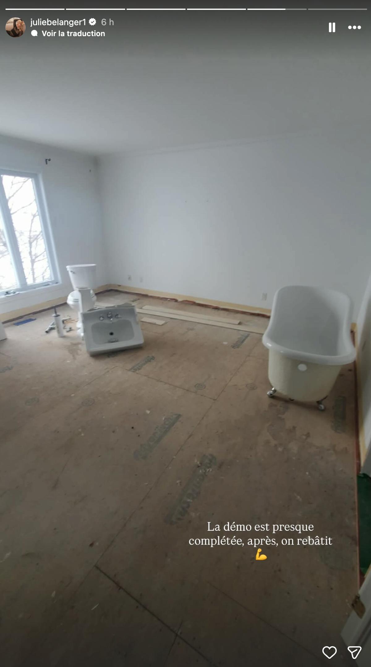 Julie Bélanger montre l'état de sa maison après son sinitre