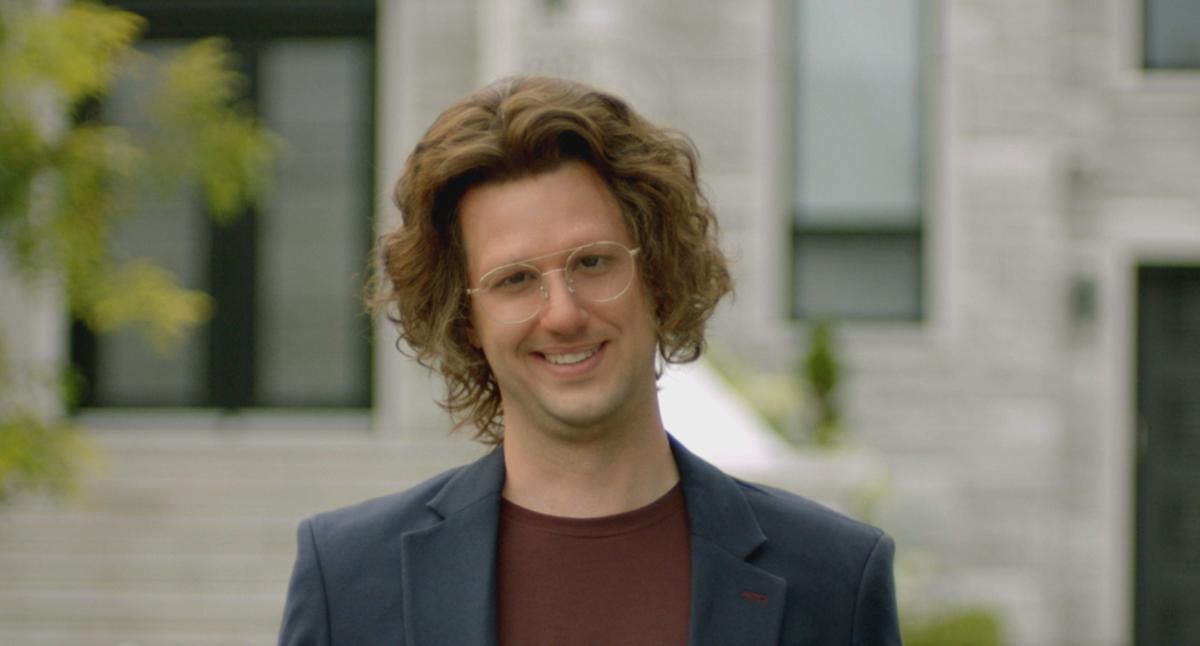 Pierre-Yves Roy-Desmarais qui parodie Pierre-Yves McSween au Bye Bye 2025