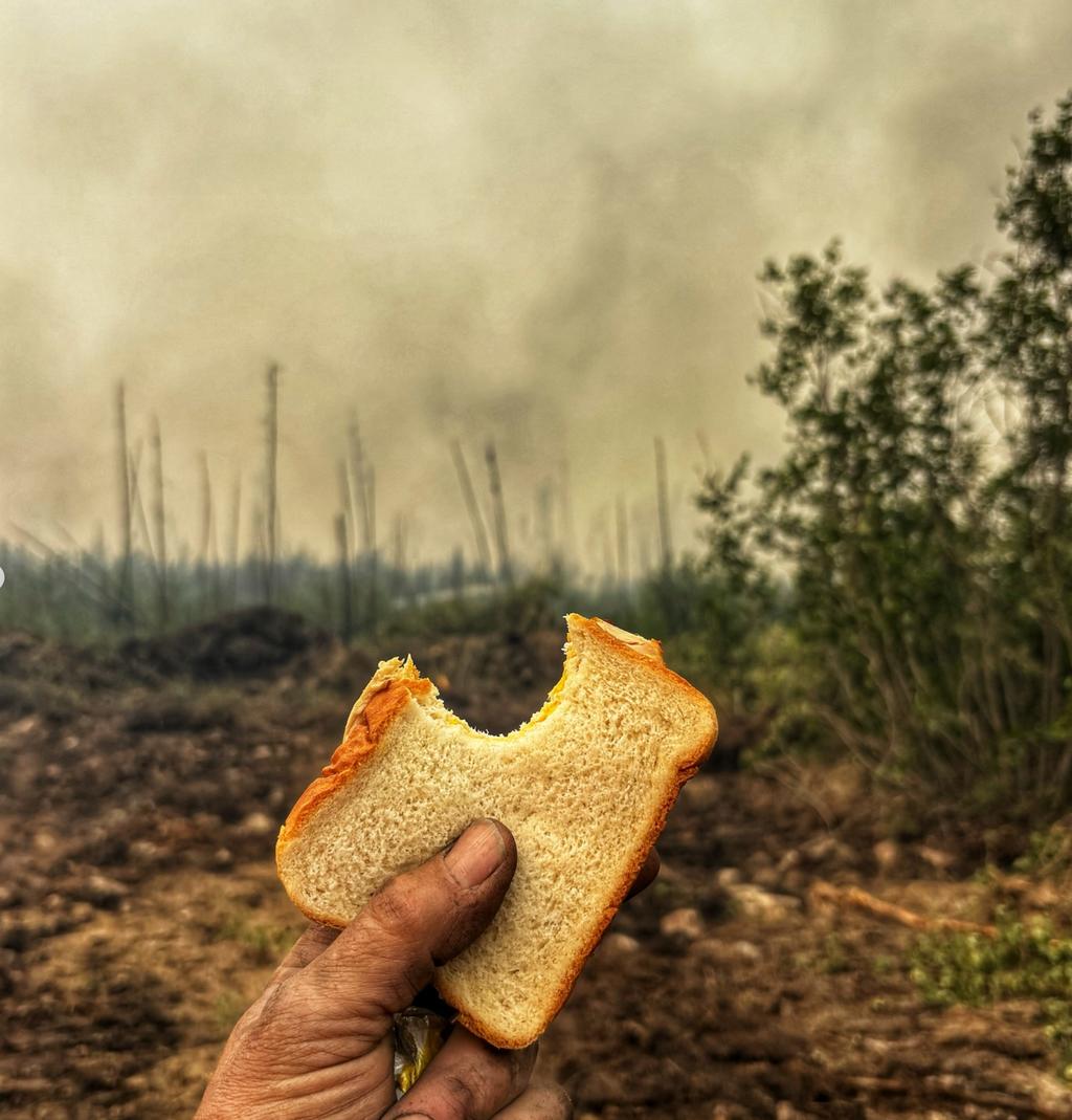 Patrice Godin qui tient un Sandwich