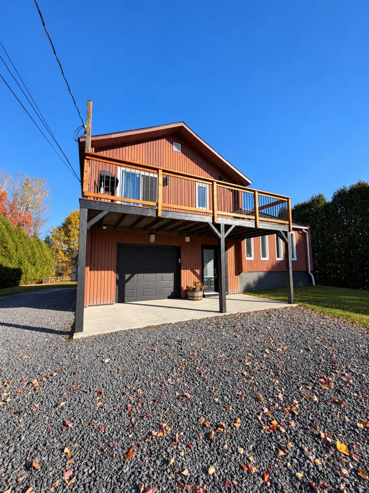Approche et façade de la maison