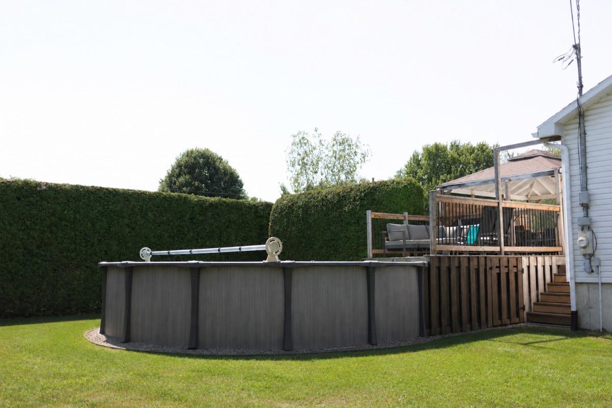 Piscine chauffée dans la cour arrière
