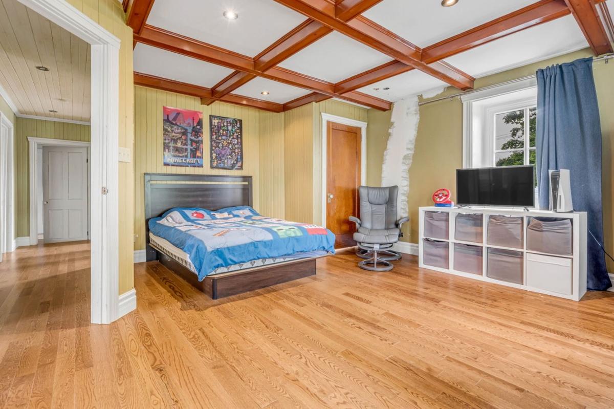 Vue sur une chambre à l'étage
