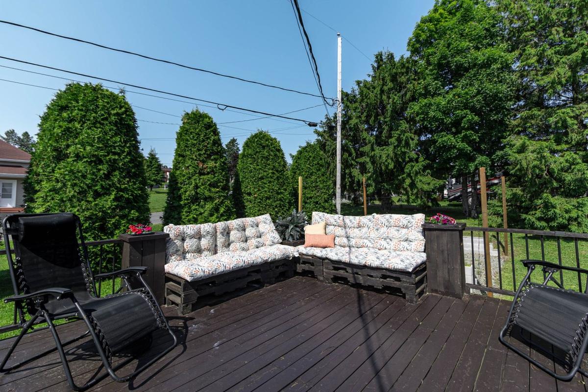 Balcon avec vue sur le terrain