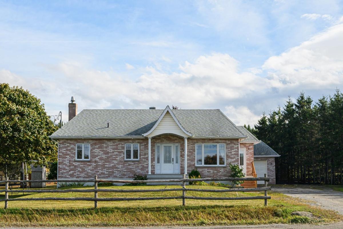 Façade de la propriété face à la route 132