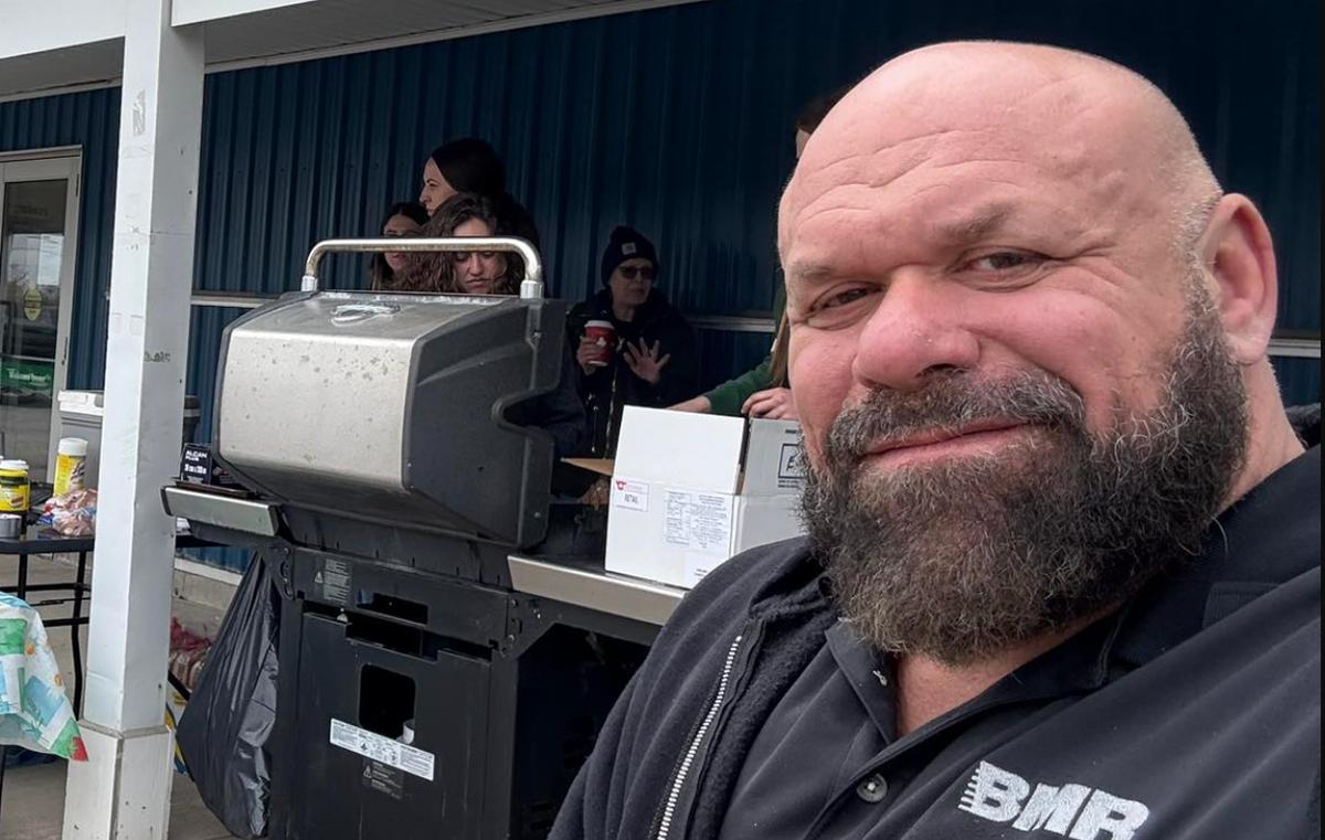 Hugo Girard devant un magasin BMR