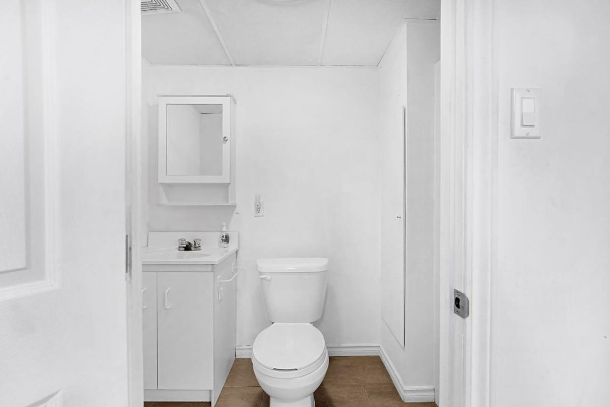 Salle de bain avec rangement