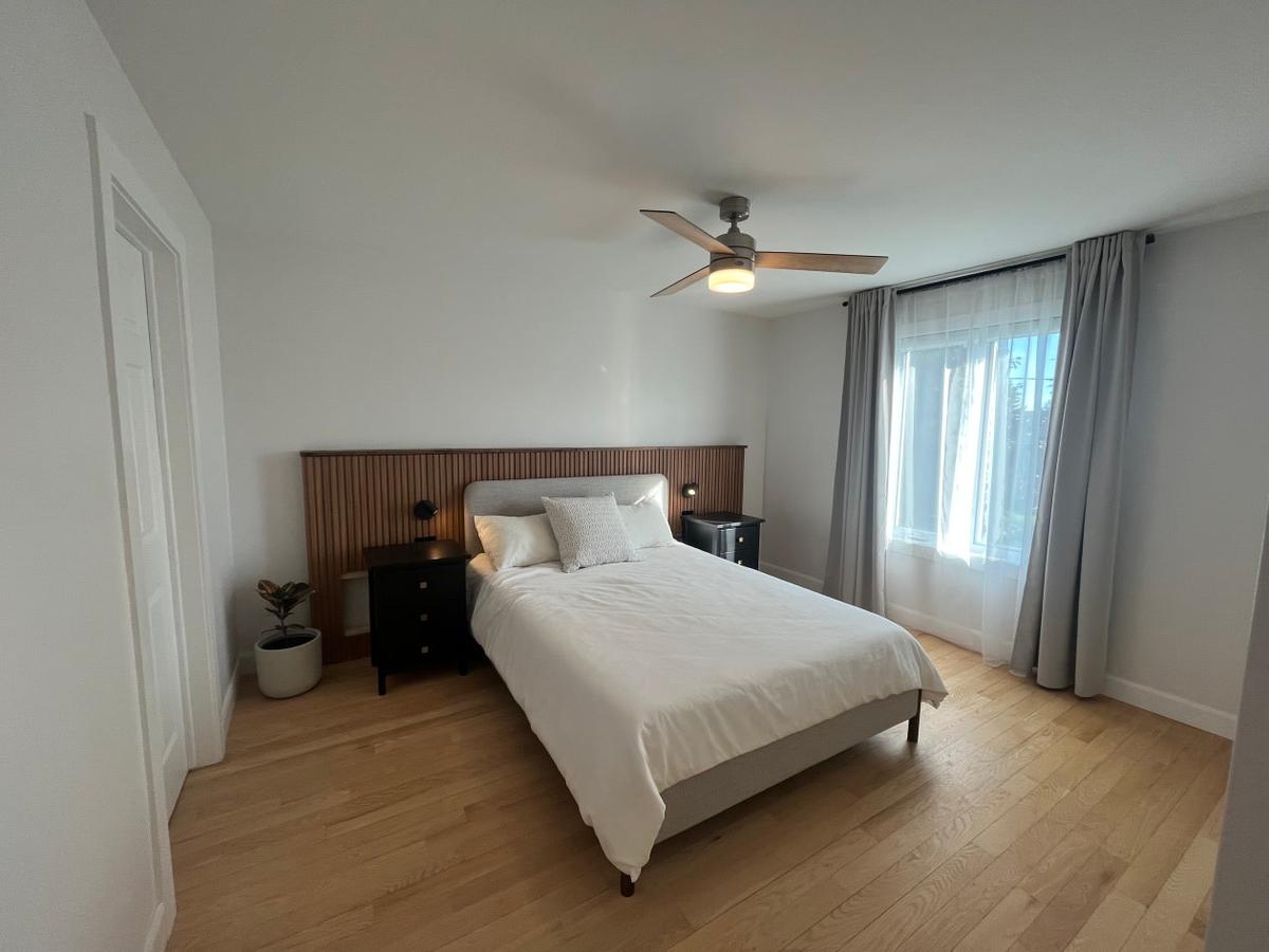 Chambre principale avec tête de lit en lattes