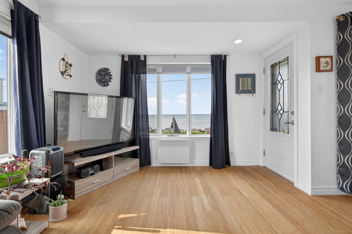 Salon lumineux avec vue sur le fleuve