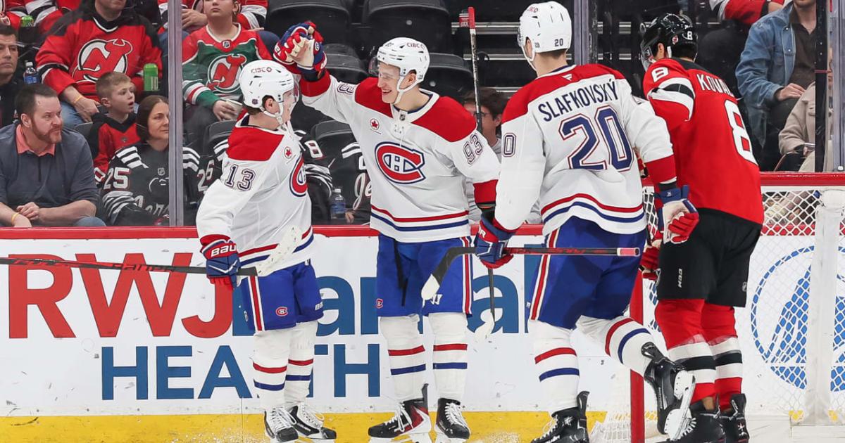 Caufield, Demidov et Slafkovsky célèbrent but - Chandail blanc cont NJ (Kovacevic)