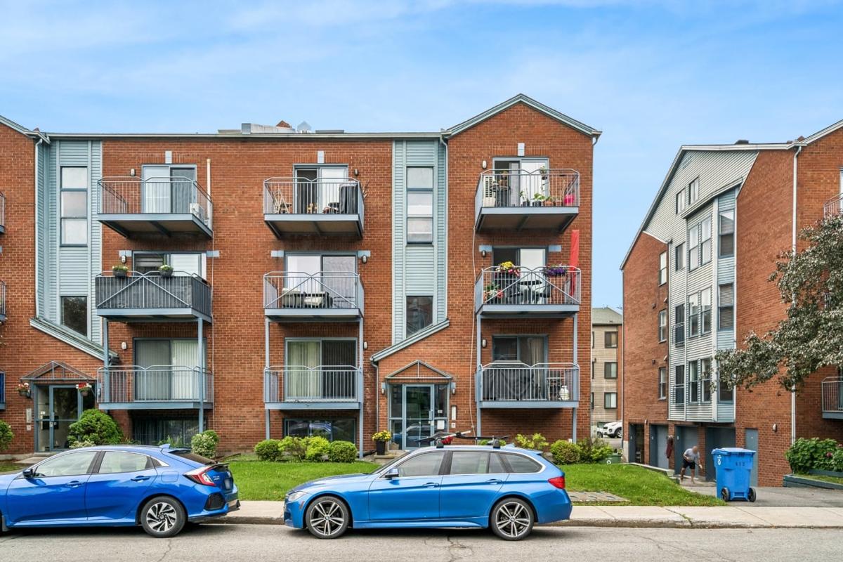 Façade du condo avec son entrée soignée