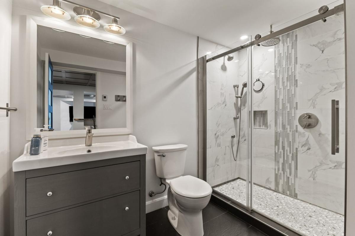 Salle de bain du sous-sol avec plancher radiant
