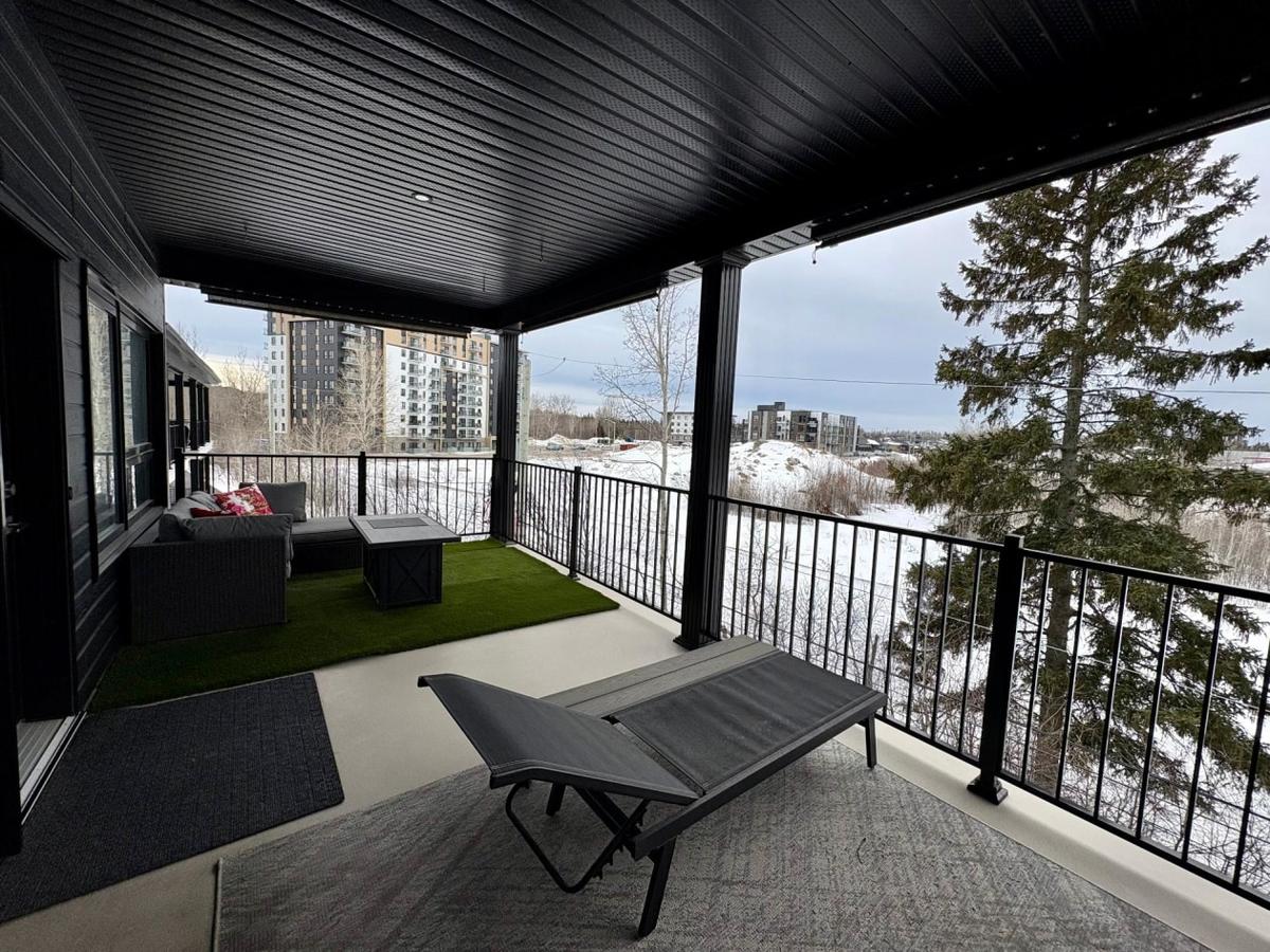Terrasse couverte donnant sur l'extérieur