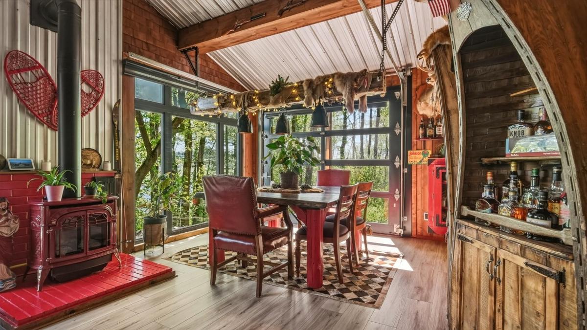 Salle à manger ouverte et lumineuse