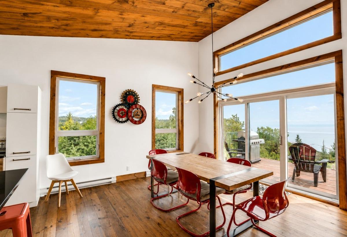 Coin repas avec vue sur le fleuve