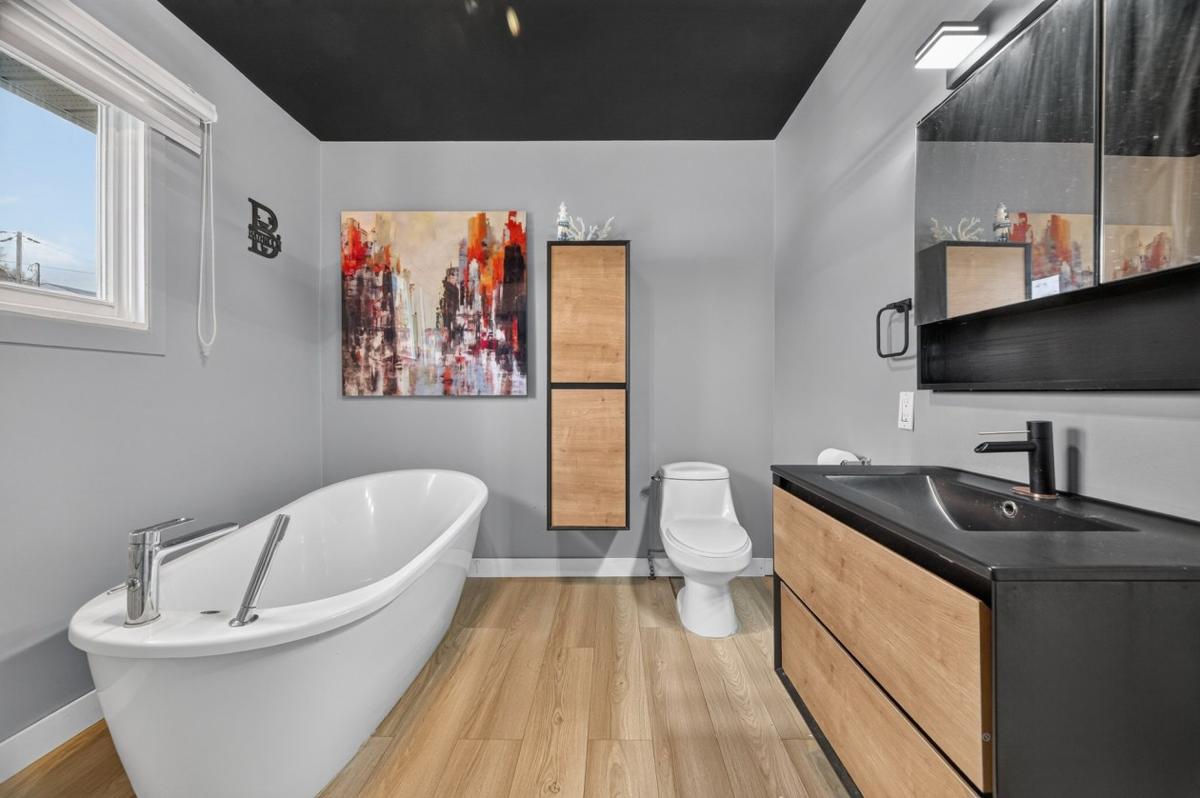 Salle de bain avec baignoire autoportante