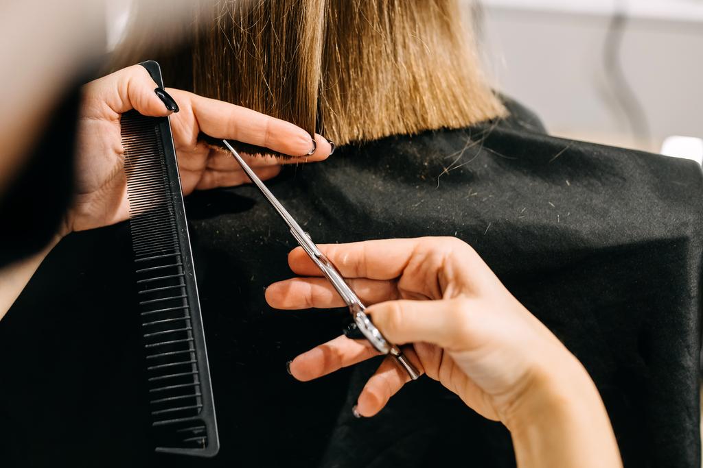 Coupe de cheveux chez la coiffeuse