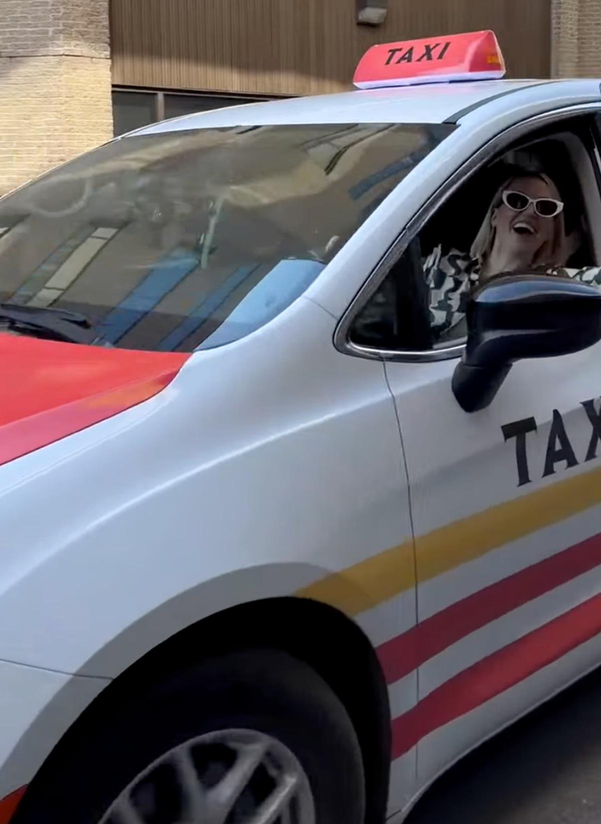 Émily Bégin dans son taxi de Sucré Salé