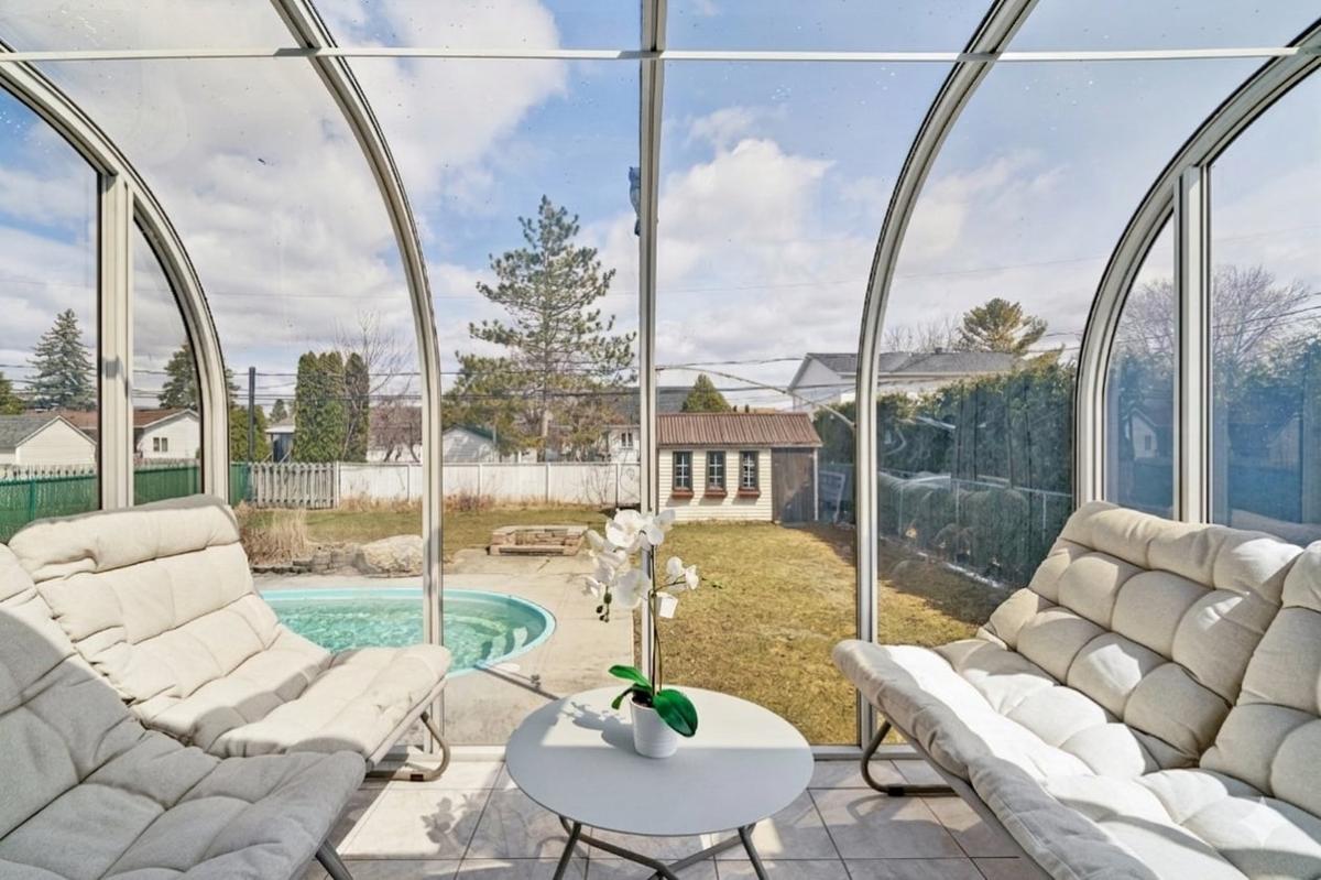 Solarium lumineux donnant sur la cour