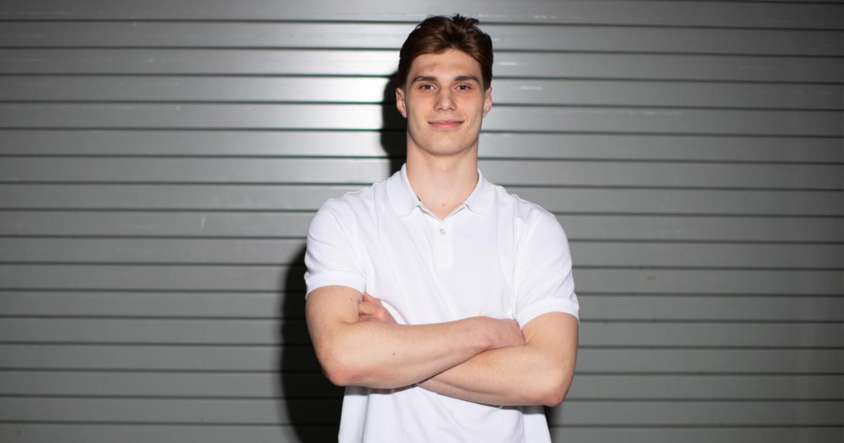 Juraj Slafkovsky sourire et bras croisés