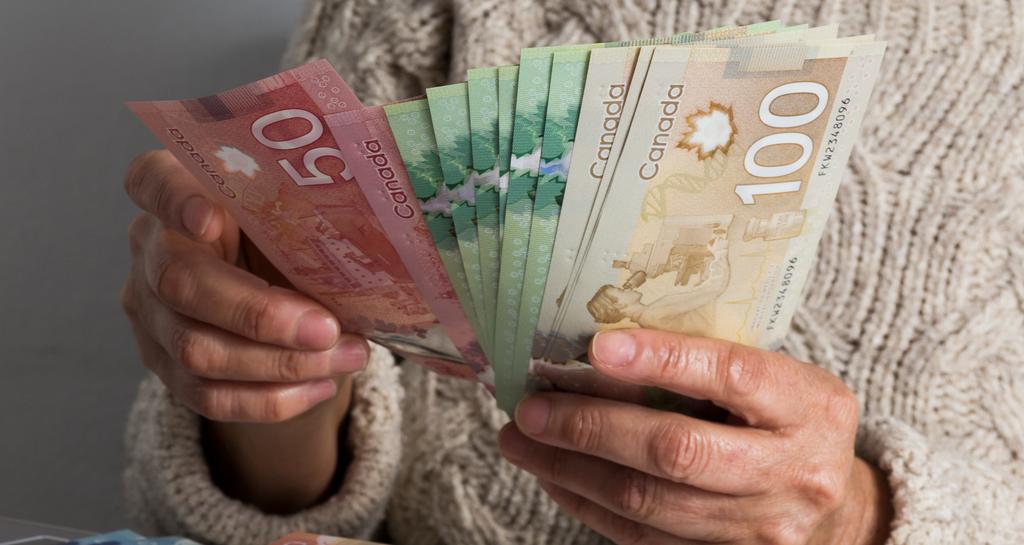 Argent canadien, plusieurs billets de dollars
