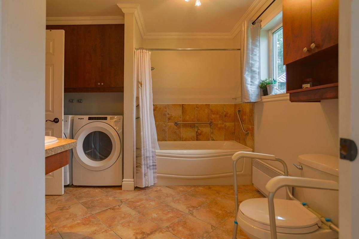 Salle de bain de la section bi-générationnelle