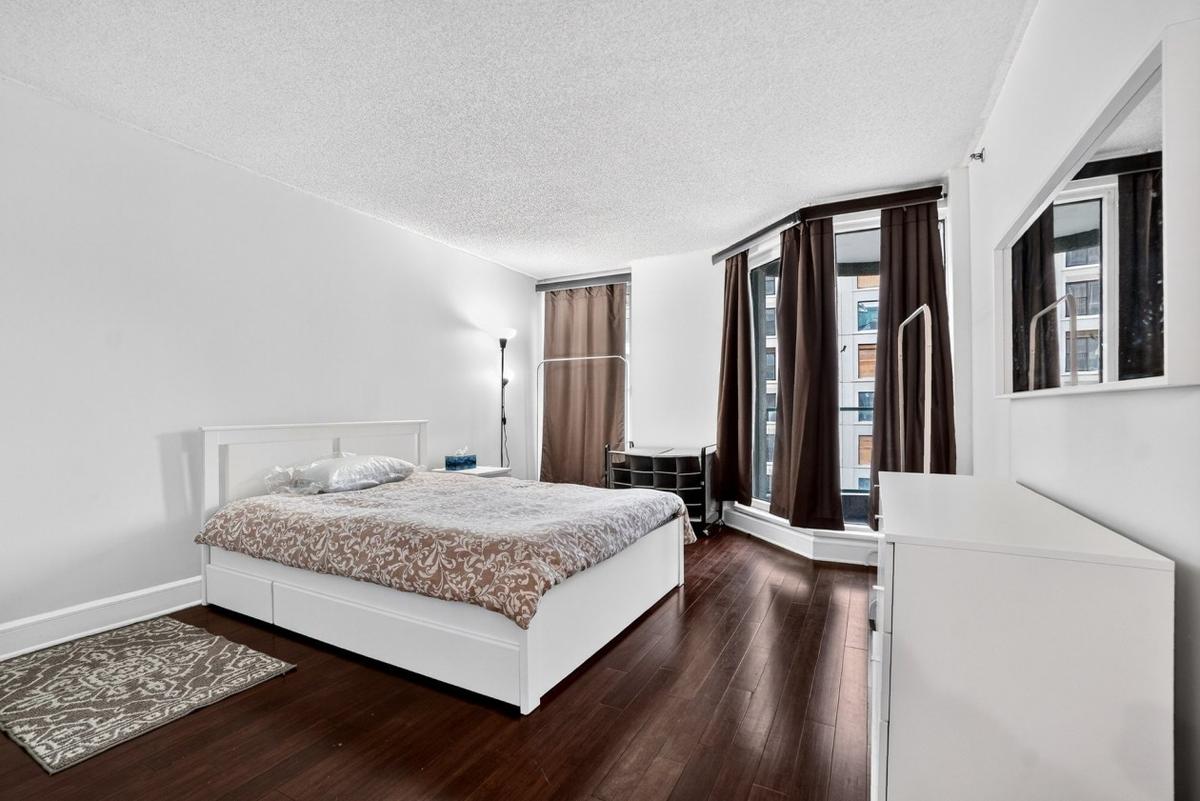 Chambre principale avec mobilier