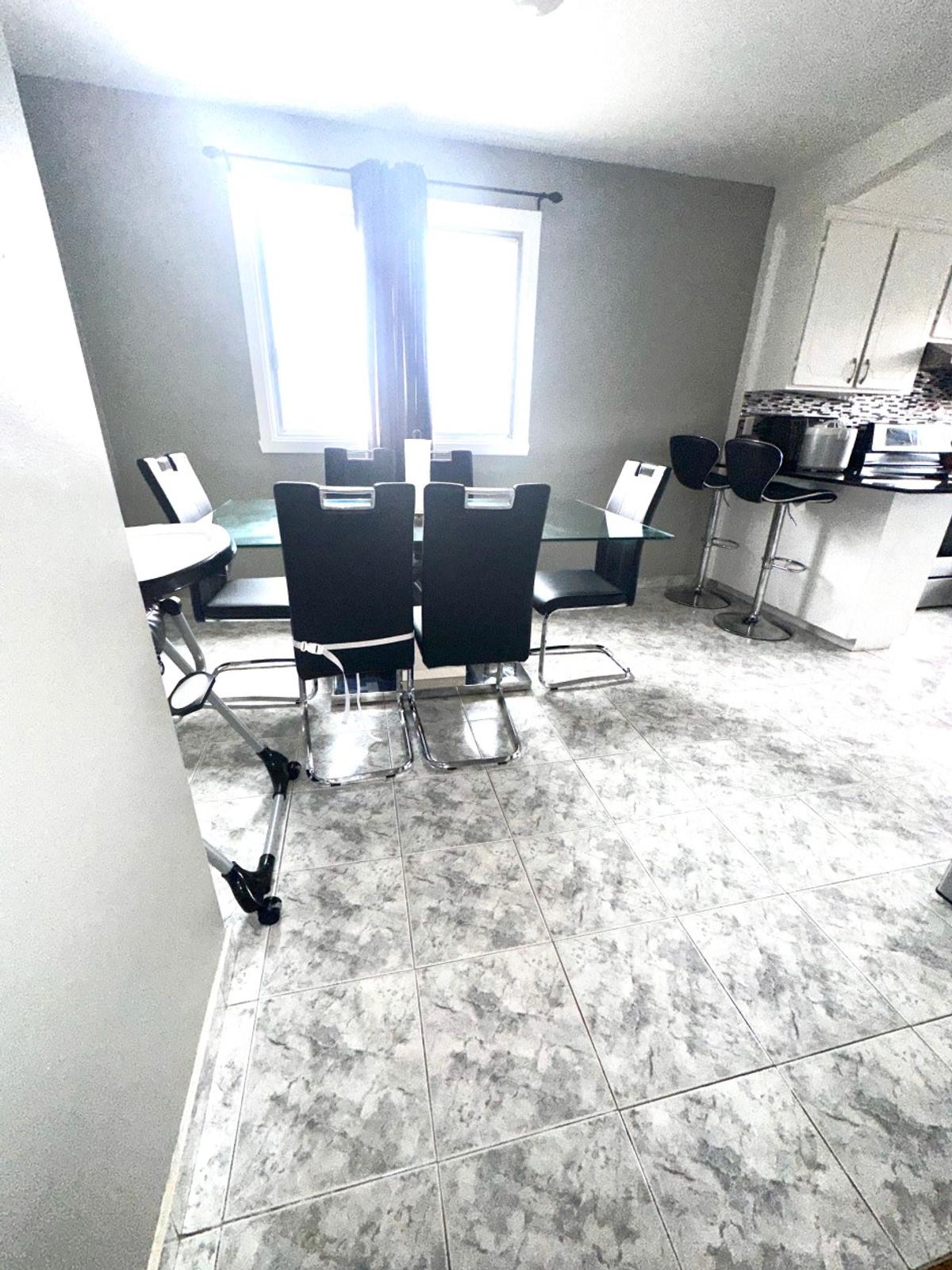 Salle à manger adjacente au salon