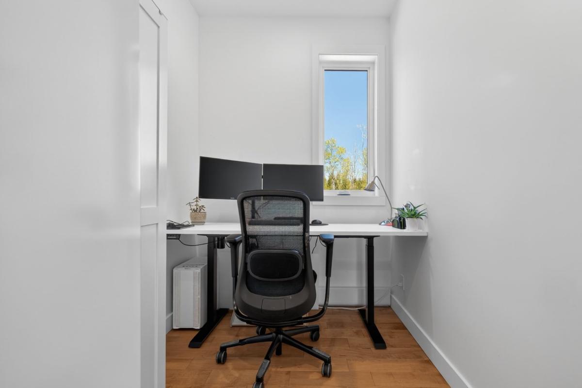 Bureau avec vue sur le boisé