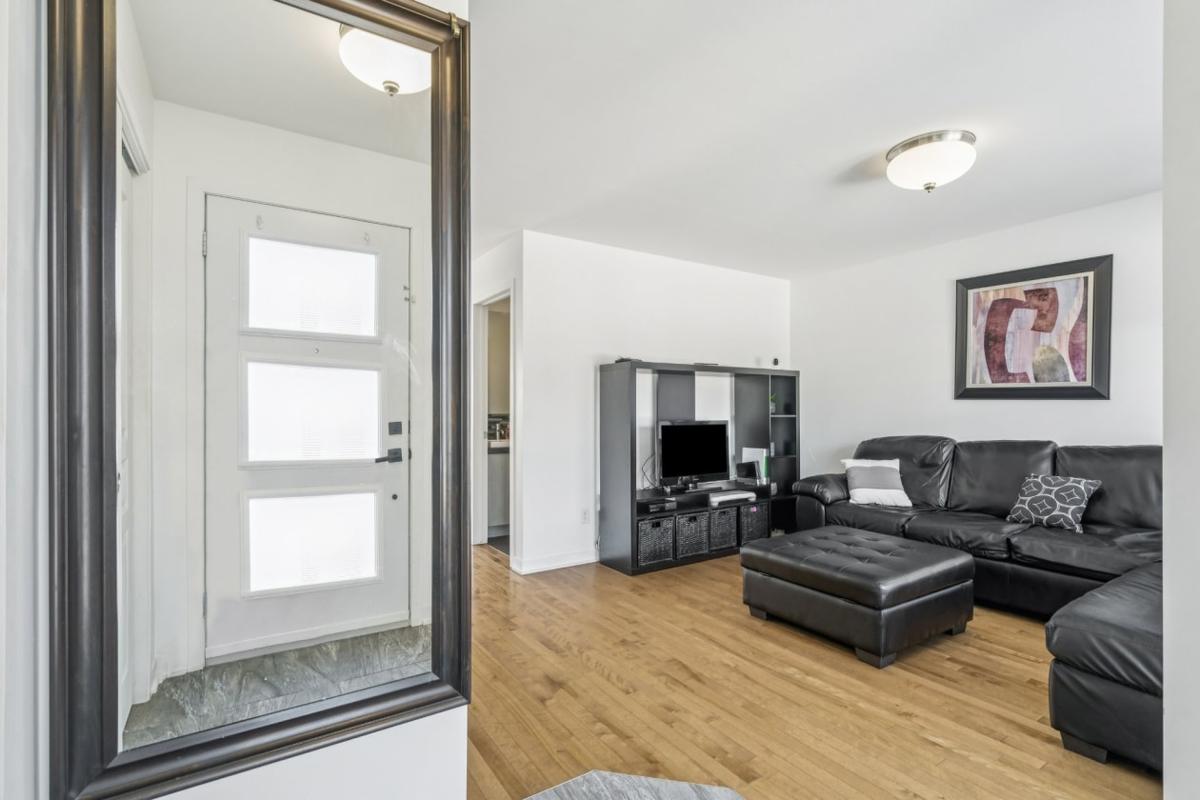 Lumineuse et moderne : une maison en rangée de coin à Longueuil, quatre chambres au cœur d'un quartier vert