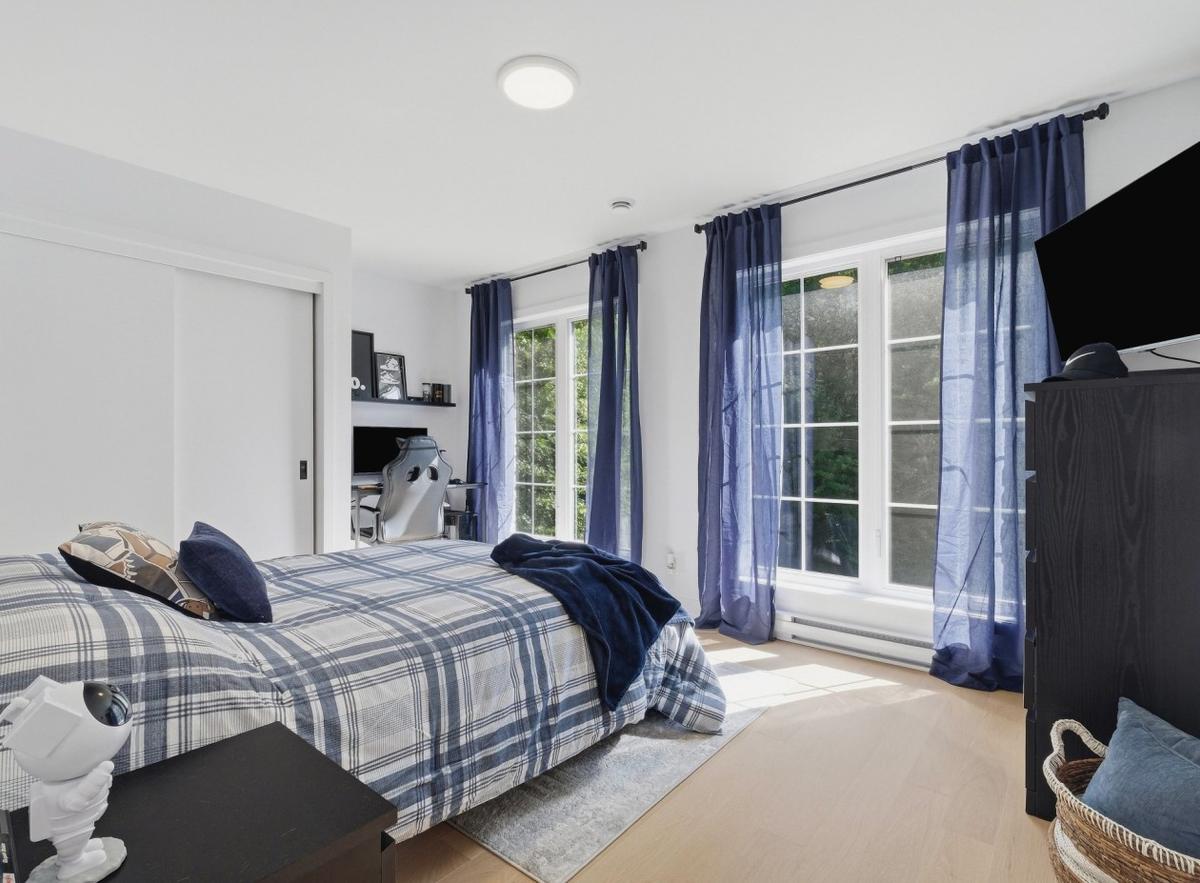 Chambre avec grande fenêtre