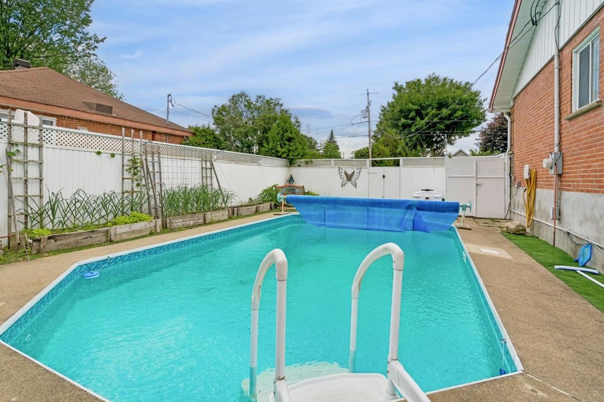 Piscine creusée vue de la terrasse
