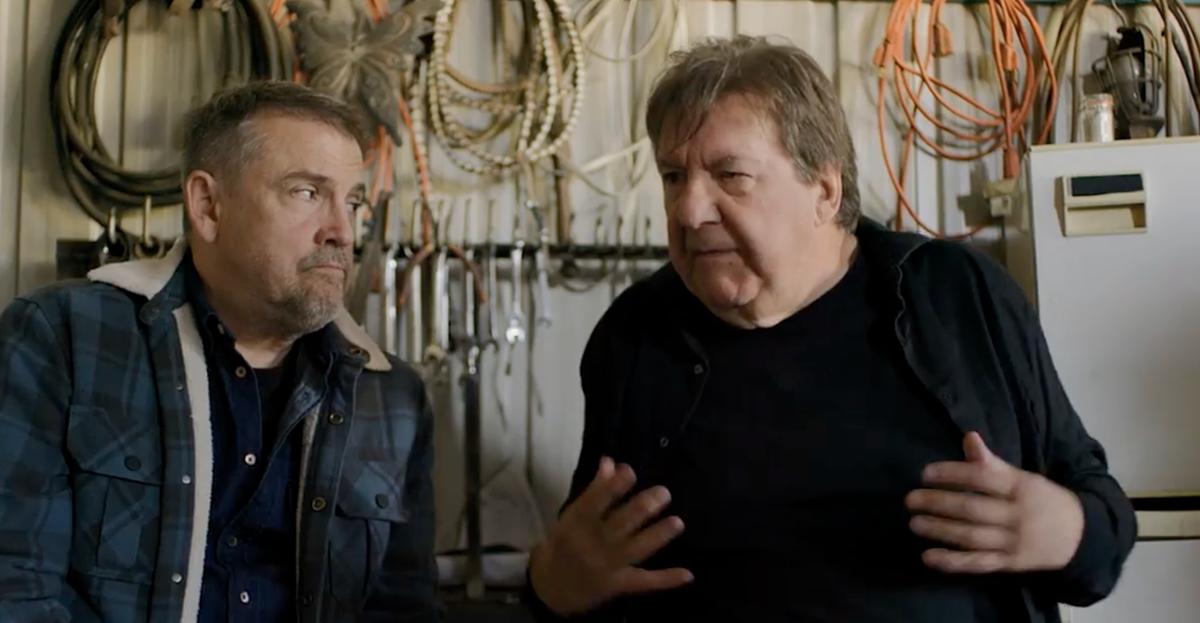 Claude Legault et Rémy Girard dans 125 rue des Malaises