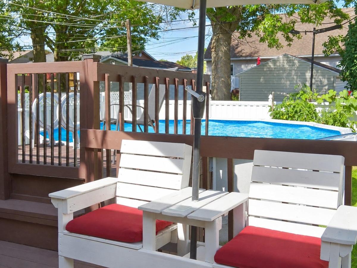 Espace détente autour de la piscine