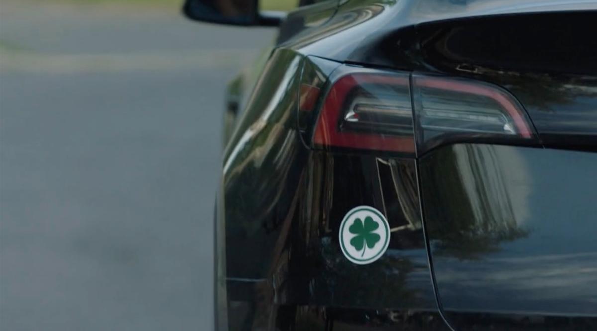 Une Tesla avec un autocollant de trèfle vert dans Antigang