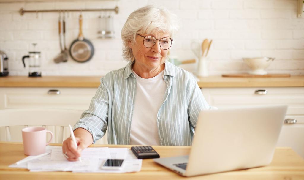 Freepik - shurkin_son, femme à l'ordinateur, aînée, pension de vieillesse