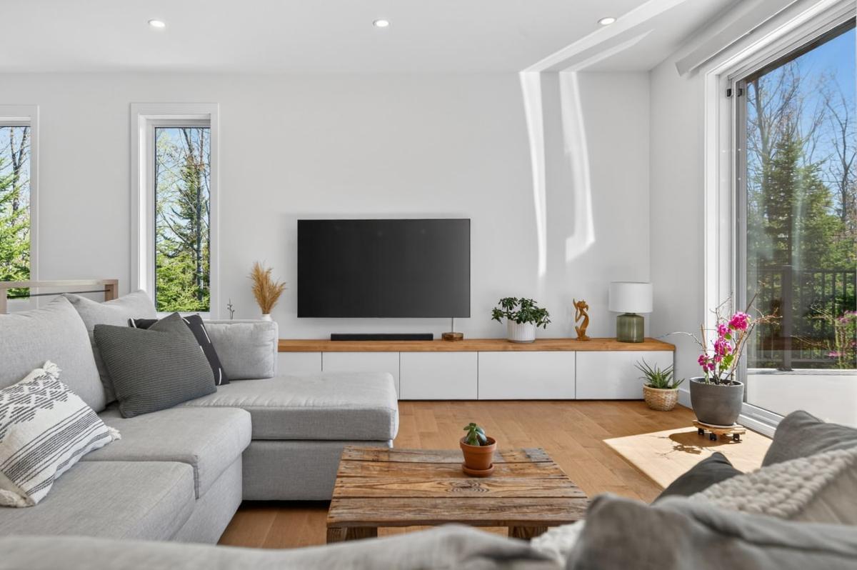 Perspective du salon vers l'extérieur