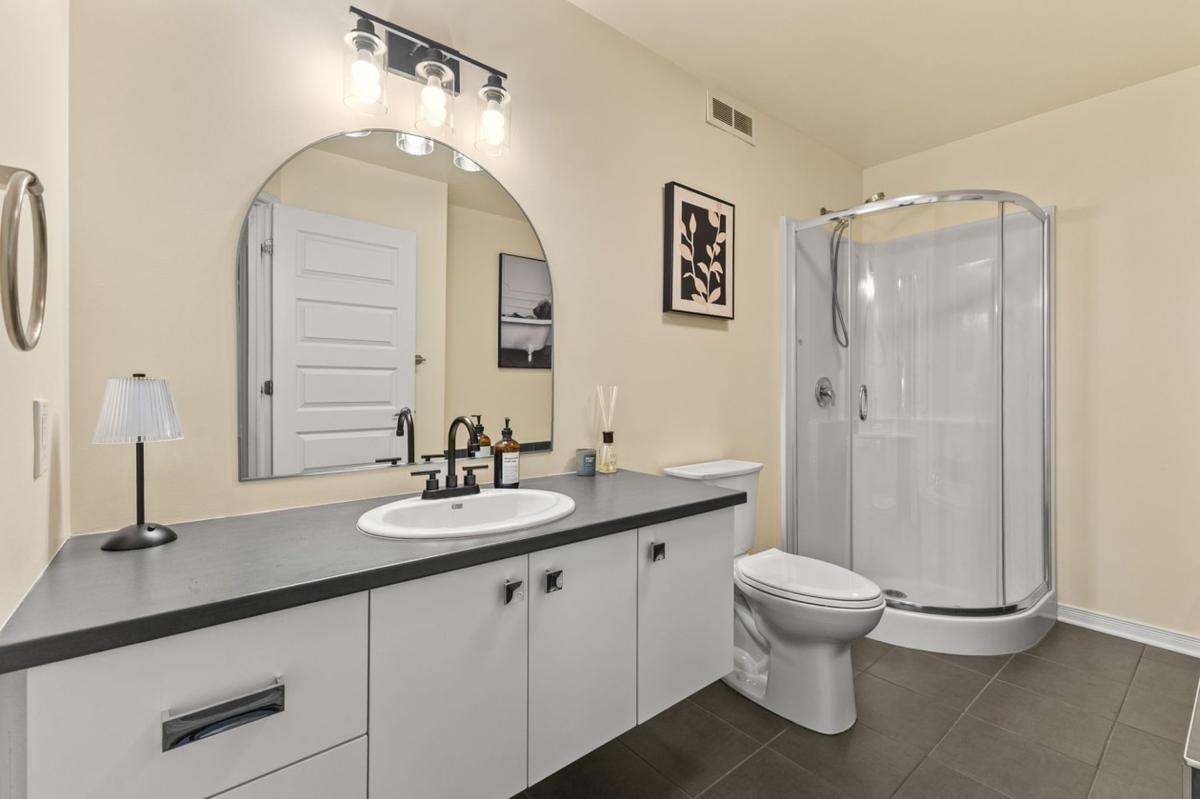 Salle de bain complète à l'étage