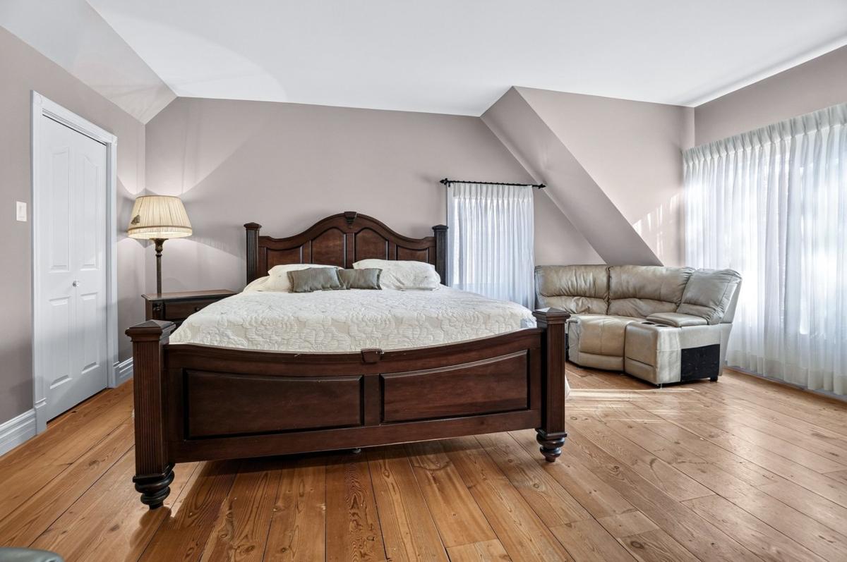 La chambre principale, spacieuse et lumineuse