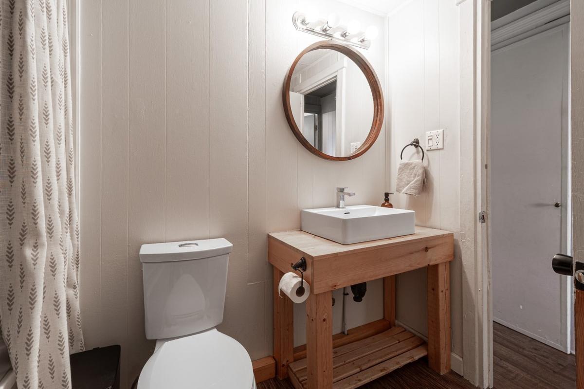 Autre angle de la salle de bain