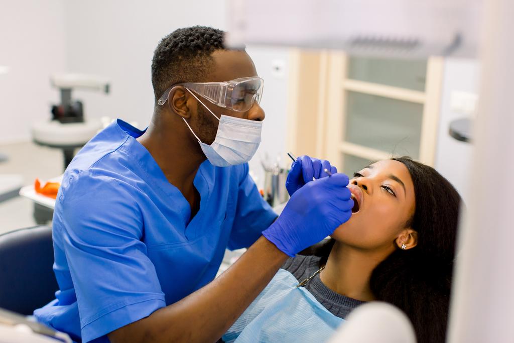 Un dentiste et une patiente