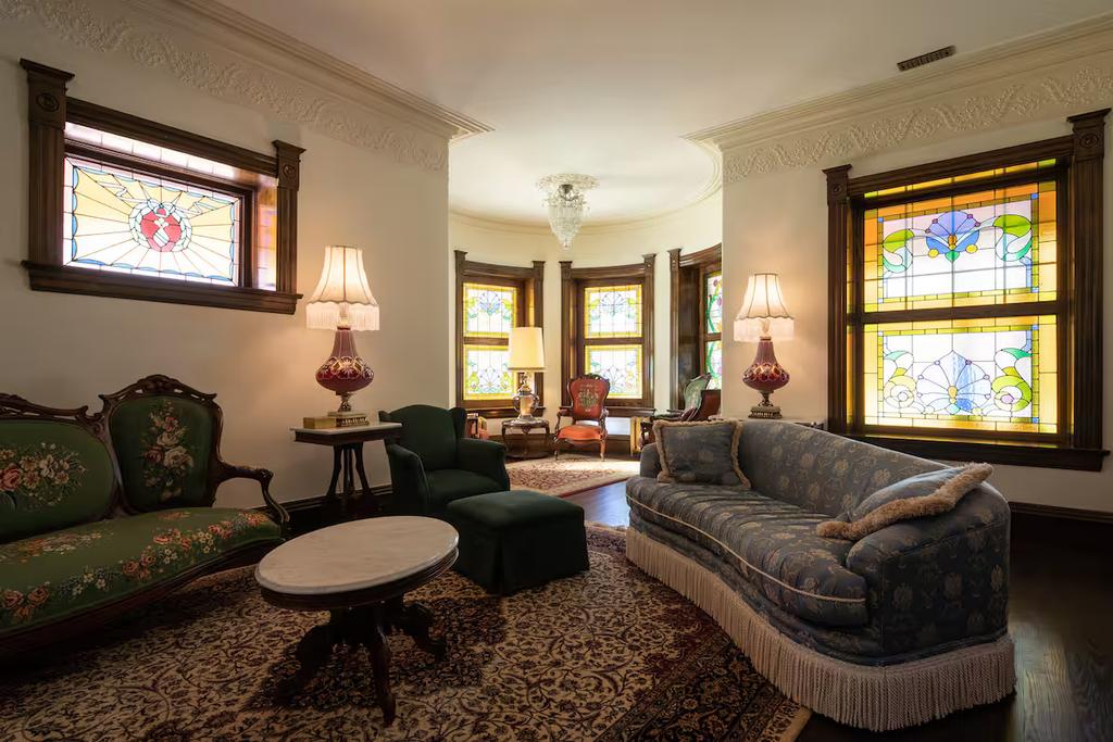 Salon Witch Castle Airbnb