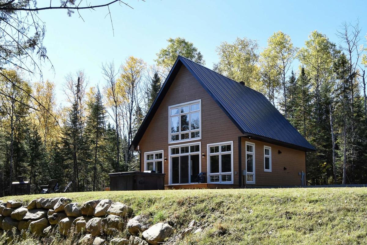 Façade de la propriété entourée de forêt