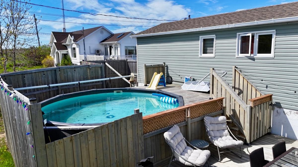 Piscine hors terre avec vue dégagée
